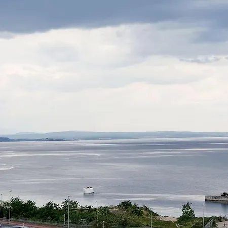 Near And Centre Apartment