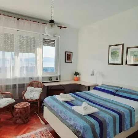 Near And Centre Apartment